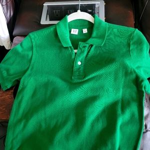 Boys green polo shirt, no tags but never worn. Gap kids size large.